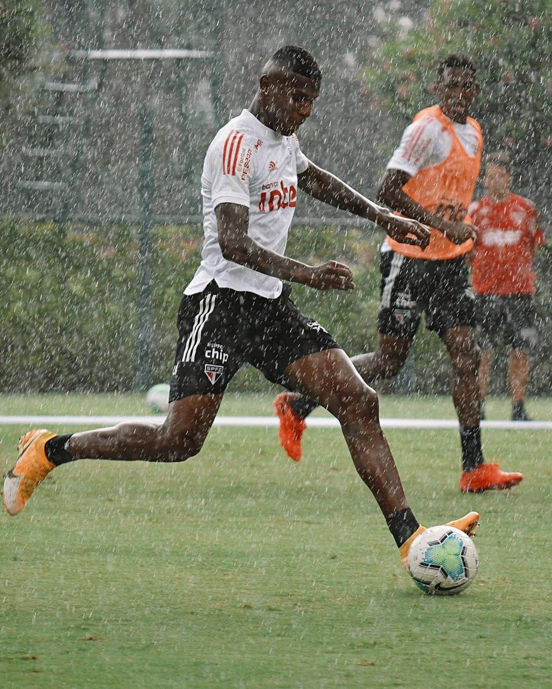 São Paulo FCさんのインスタグラム写真 - (São Paulo FCInstagram)「⚽️ 𝐓𝐫𝐞𝐢𝐧𝐨 ☀️ Começou com 𝐬𝐨𝐥 🌧 E terminou com 𝐜𝐡𝐮𝐯𝐚  #VamosSãoPaulo 🇾🇪  📸 Erico Leonan / saopaulofc」12月16日 7時42分 - saopaulofc