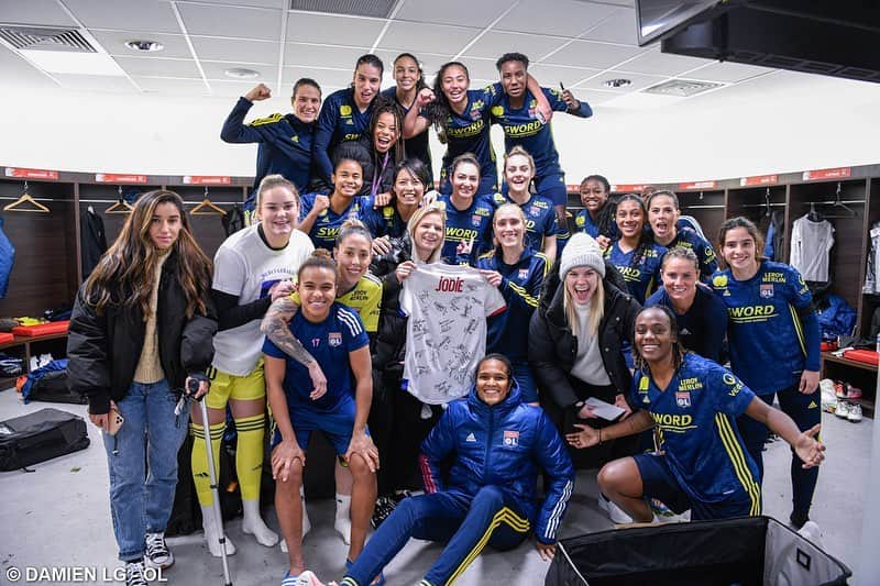 熊谷紗希さんのインスタグラム写真 - (熊谷紗希Instagram)「La qualification pour les huitièmes de finale de l’ @uwcl 👊🏻 Bravo la team @ol 🔴🔵👏🏻#pourGérard#MerciGérard 📸 @damienlgphoto」12月16日 7時42分 - kumagai1017