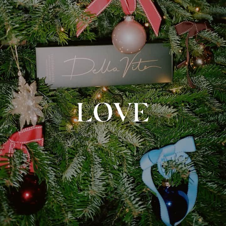 カーラ・デルヴィーニュのインスタグラム：「UK followers! We're offering handwritten gift notes with each order of @della_vite along with free shipping to the UK. Order before next Monday (the 21st) in time for Christmas deliveries. Go go go! Link in my bio for the perfect holiday gift 🥂」