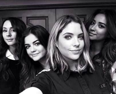 E! Onlineさんのインスタグラム写真 - (E! OnlineInstagram)「It's been 3 years since #PLL ended, and these liars *still* manage to surprise us with their secrets. We're revealing some pretty shocking behind-the-scenes facts at the link in our bio. (📷: Instagram)」12月16日 7時51分 - enews