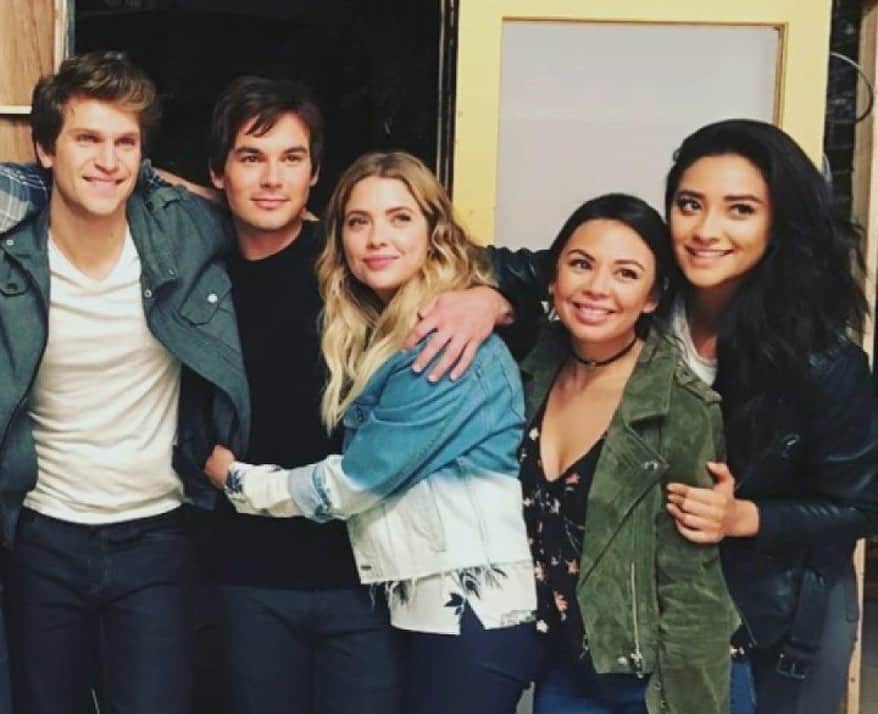E! Onlineさんのインスタグラム写真 - (E! OnlineInstagram)「It's been 3 years since #PLL ended, and these liars *still* manage to surprise us with their secrets. We're revealing some pretty shocking behind-the-scenes facts at the link in our bio. (📷: Instagram)」12月16日 7時51分 - enews