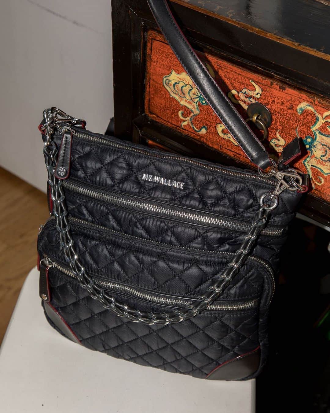 MZウォレスのインスタグラム：「Stop scrolling! — and look closer. Signature hardware, double-stitched quilting, and luxe Italian leather details ... there's lots to love about the Downtown Crosby. Tap to shop.」