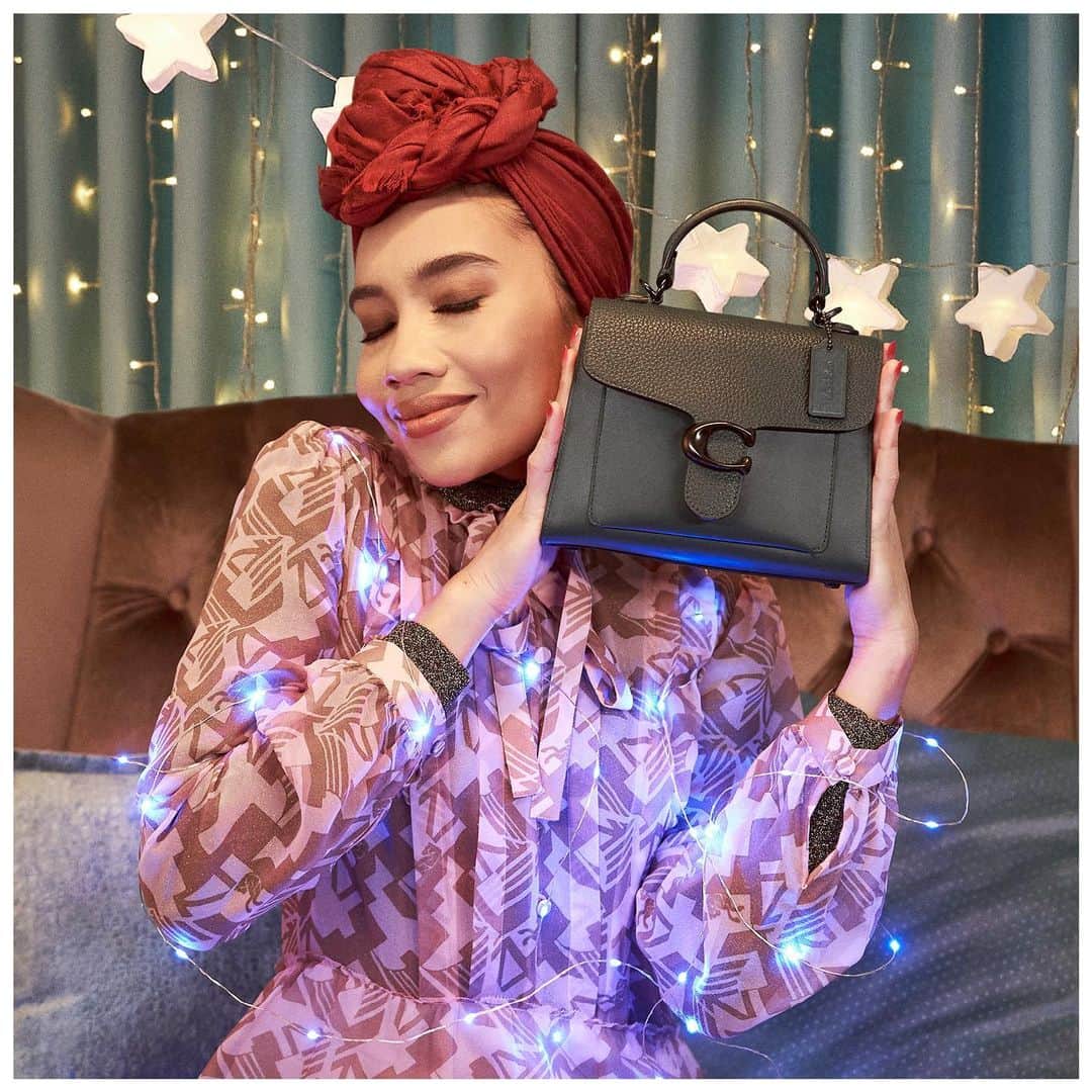 コーチさんのインスタグラム写真 - (コーチInstagram)「#Yuna shines a (twinkle) light on stylish gift ideas…like this Tabby Top handle. Link in bio.   Captured by: @christelle_studio #CoachNY」12月16日 8時04分 - coach