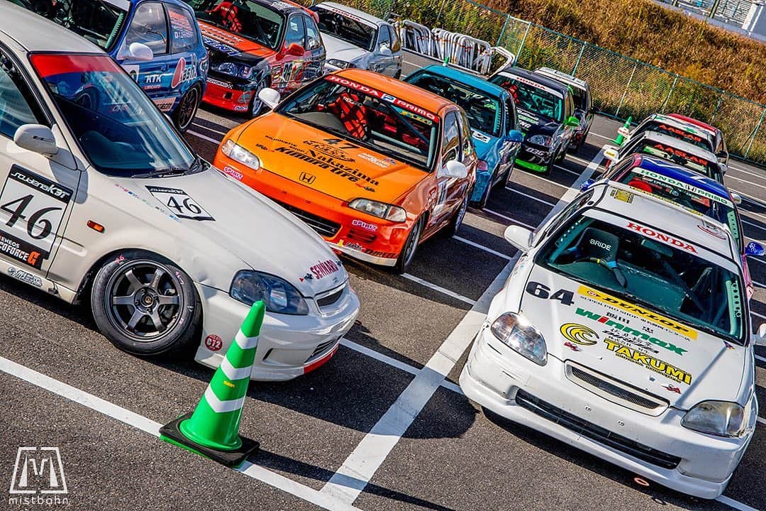 のインスタグラム：「_ "SUZUKA CLUBMAN RACE FF CHALLENGE Final Round” _ _ Shot on Nov-29 2020 "SUZUKA CLUBMAN RACE FF CHALLENGE Final Round" at Suzuka International Circuit _ owner(No64): @uehara.daisuke.7 owner(No47): @matsu_ken_eg6  photo: @mistbahn _ _ JP) 2020年11月29日 鈴鹿フルコース(鈴鹿サーキット国際レーシングコース)、鈴鹿クラブマンレース FFチャレンジ最終戦にて撮影。 _ _ #suzukaclubmanrace #鈴鹿クラブマンレース #鈴鹿クラブマン #ffchallenge #ffチャレンジ #suzukacircuit #suzukainternationalcircuit #鈴鹿サーキット #n1civic #civic #hondacivic #ホンダシビック #シビック #ctr #acuractr #eg6 #egcivic #ek9 #ek #ekcivic  #bseries #b16 #kanjo #kanjostyle #kanjoracer #kanjozoku #timeattack #timeattackjapan #hondasontrack」