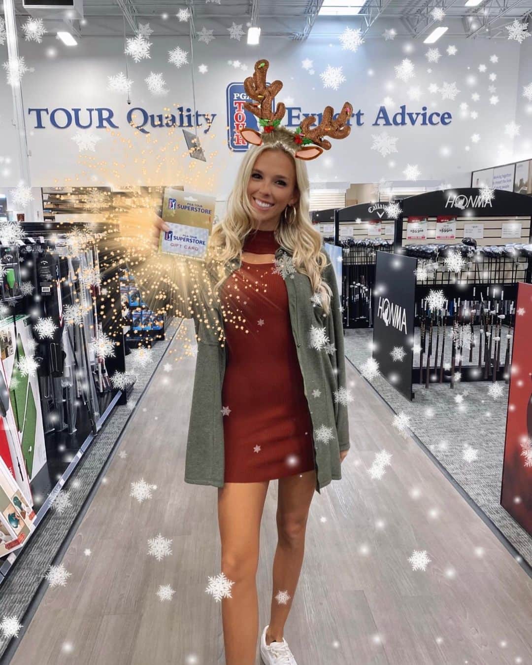 Elise Lobbのインスタグラム：「🎄🎅🏼G I V E A W A Y🎅🏼🎄 Day 6 of 10 !! (With reindeer Elise this time)🤣🤣  •• I’m giving away a $100 PGA SUPERSTORE GIFT CARD to one lucky winner ••⁣⁣ ⁣⁣ How to enter:⁣⁣ ⁣⁣ 1) FOLLOW @eliselobb ⁣⁣(me) 🤪 2) LIKE this post⁣⁣ 3) TAG a friend in the comments. 1 tagged friend = 1 entry. UNLIMITED entries.⁣⁣ 4) SHARE to your story for TEN bonus entries!! 🥳   Winner @m_asher1 !    #golf #giveaway #merrychristmas #golfgiveaway」