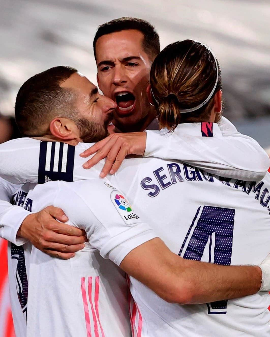 LFPさんのインスタグラム写真 - (LFPInstagram)「🔥 E U P H O R I A 🔥  #LaLiga #LaLigaSantander #RealMadrid #Benzema #LucasVázquez #SergioRamos #Football #Goals」12月16日 8時10分 - laliga