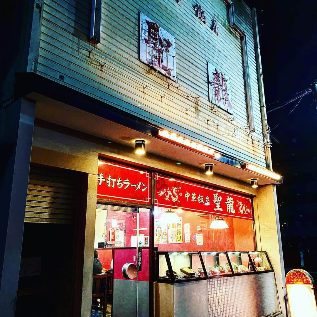 マッスル坂井さんのインスタグラム写真 - (マッスル坂井Instagram)「新潟町中華界の隠れたレギュラーメニュー「カレーチャーハン」。喫茶店のドライカレーとほぼ同じ工程のはずなんだけど、ちょっと何かが違う。いろいろ食べてるけど新潟駅前の聖龍がパラパラ具合で別格。スプーンで掬っただけで半分こぼれちゃうくらいパラパラ。バスマティライスなんじゃないかってくらい。魚介ダシがガツンと効いた聖龍ラーメンも最高です。」12月16日 8時11分 - super_sasadango_machine