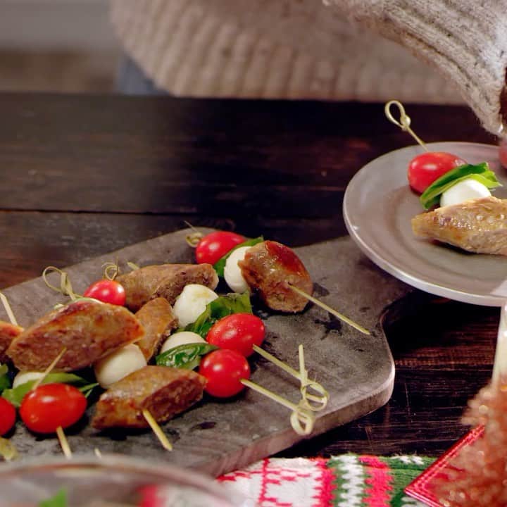 ジョンソンヴィルのインスタグラム：「It's the most wonderful time of the year to be serving our Italian Sausage Caperese Skewers. You don't even need the excuse of the holidays to do it, because these savory apps are social distance friendly. Make a tray, eat the whole thing, no one around to judge 😉 Recipe. Link. Bio.」