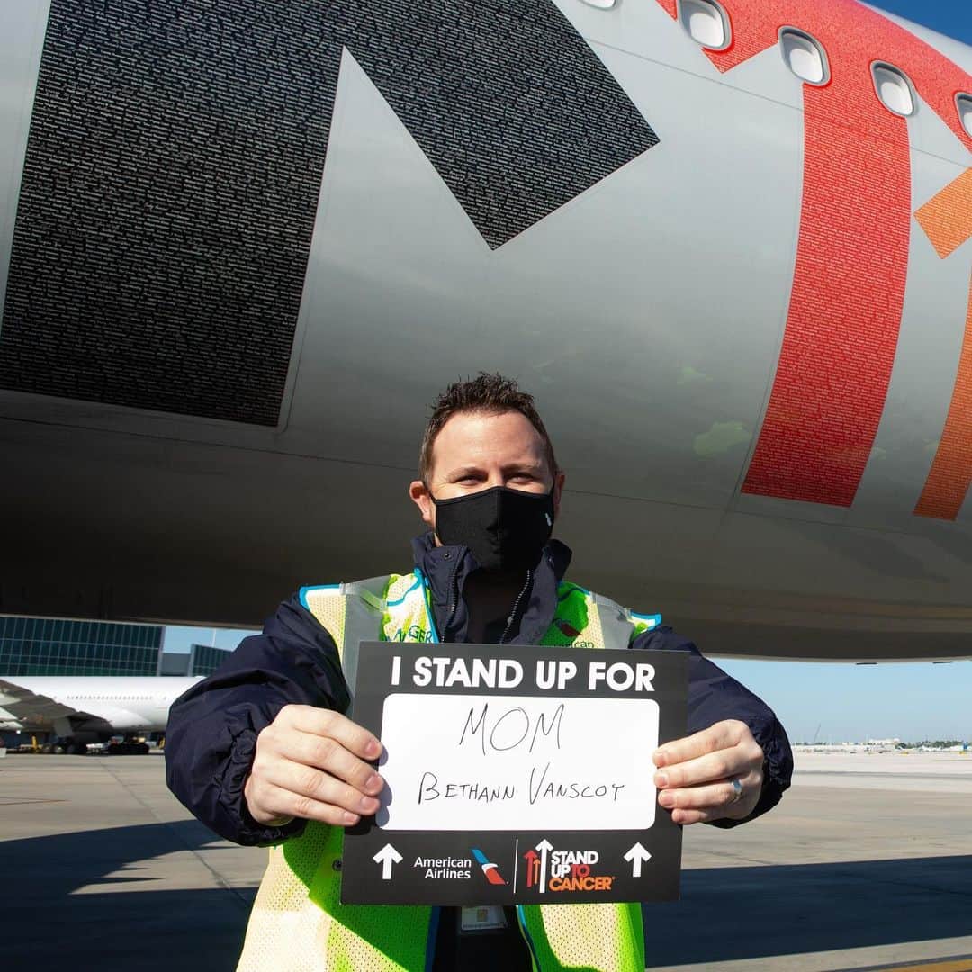 アメリカン航空のインスタグラム：「Last year, we unveiled a new aircraft livery that includes the names of 22,627 cancer survivors, patients, and those lost to cancer. As it travels throughout our network, the aircraft serves as a constant reminder of our determination and commitment to continue fighting for a cure. Through this campaign with @SU2C, we are proud to have raised more than $1.1 million for cancer research. More details can be found on our Newsroom — link in bio.」