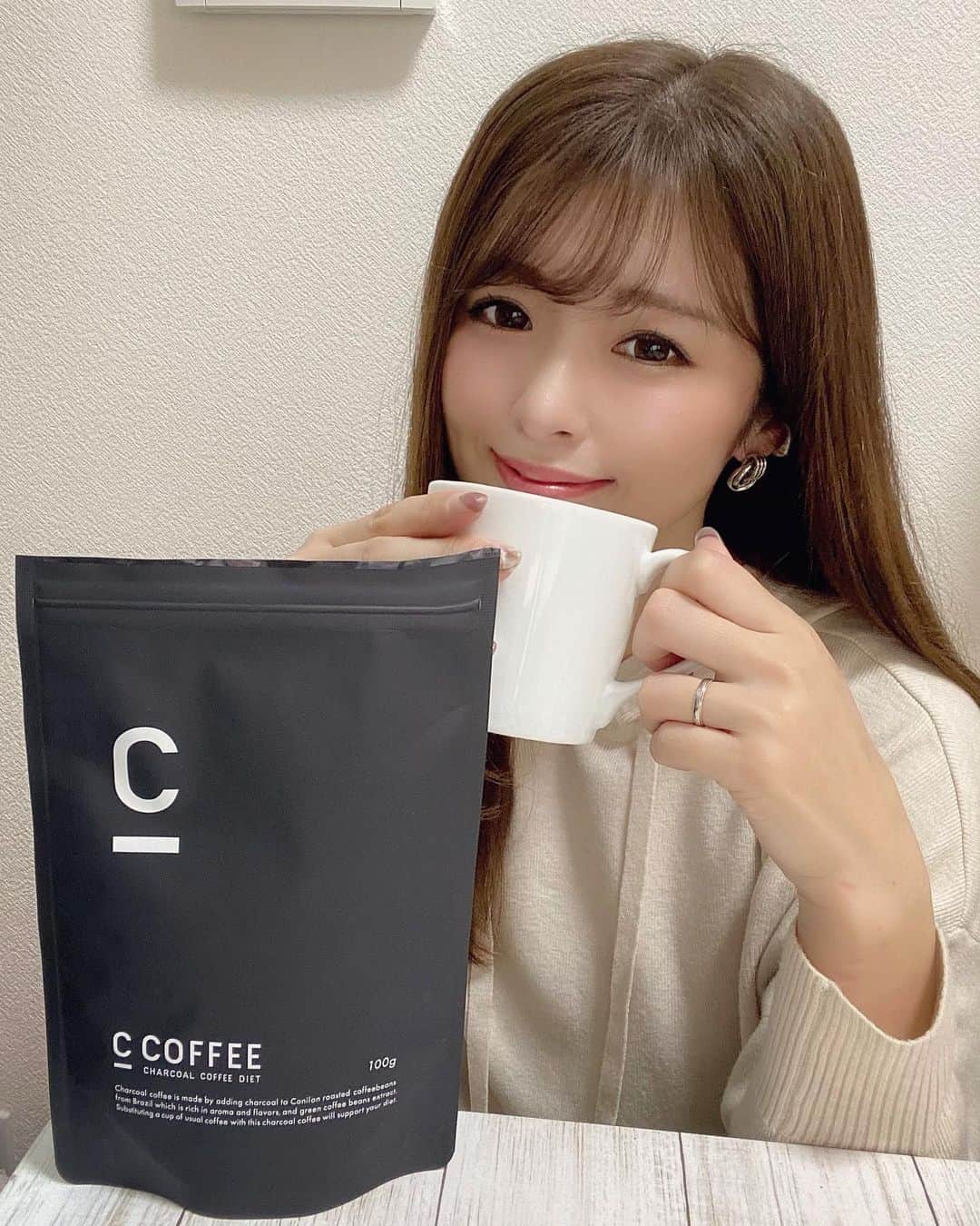 のインスタグラム：「. 以前から飲み続けている 「 C COFFEE 」☕️ @c_coffee_official . . チャコールクレンズが出来るコーヒーで、 炭の粉末以外にも、 美容と健康をサポートする MCTオイルまで入っているよ😊 お湯を入れるだけで飲めるという手軽さが嬉しいし、 何より美味しくて飲みやすいです💕 . . 美容や健康にはもちろん、 運動不足やコロナ太り、 食べ過ぎに悩む方にもオススメ🙆‍♀️ 私は毎朝欠かさずに飲んでいます☕️✨ . . ストーリーズにも載せたのでチェックしてみて下さい！ . . . #c_coffee #デトックス #コーヒー習慣 #おうちカフェ #cコーヒー #チャコールクレンズ #チャコールコーヒー #コーヒーのある暮らし #コーヒータイム #おうち時間 #ダイエットコーヒー #ダイエットサポート #コーヒー #ダイエット #美容 #CHARCOAL #COFFEE #チャコールコーヒーダイエット #ママ #mamagirl #locari #ストレートヘア #ヘアメイク #ママ美容 #美容マニア #美容オタク #美容好きな人と繋がりたい #ママライフ」