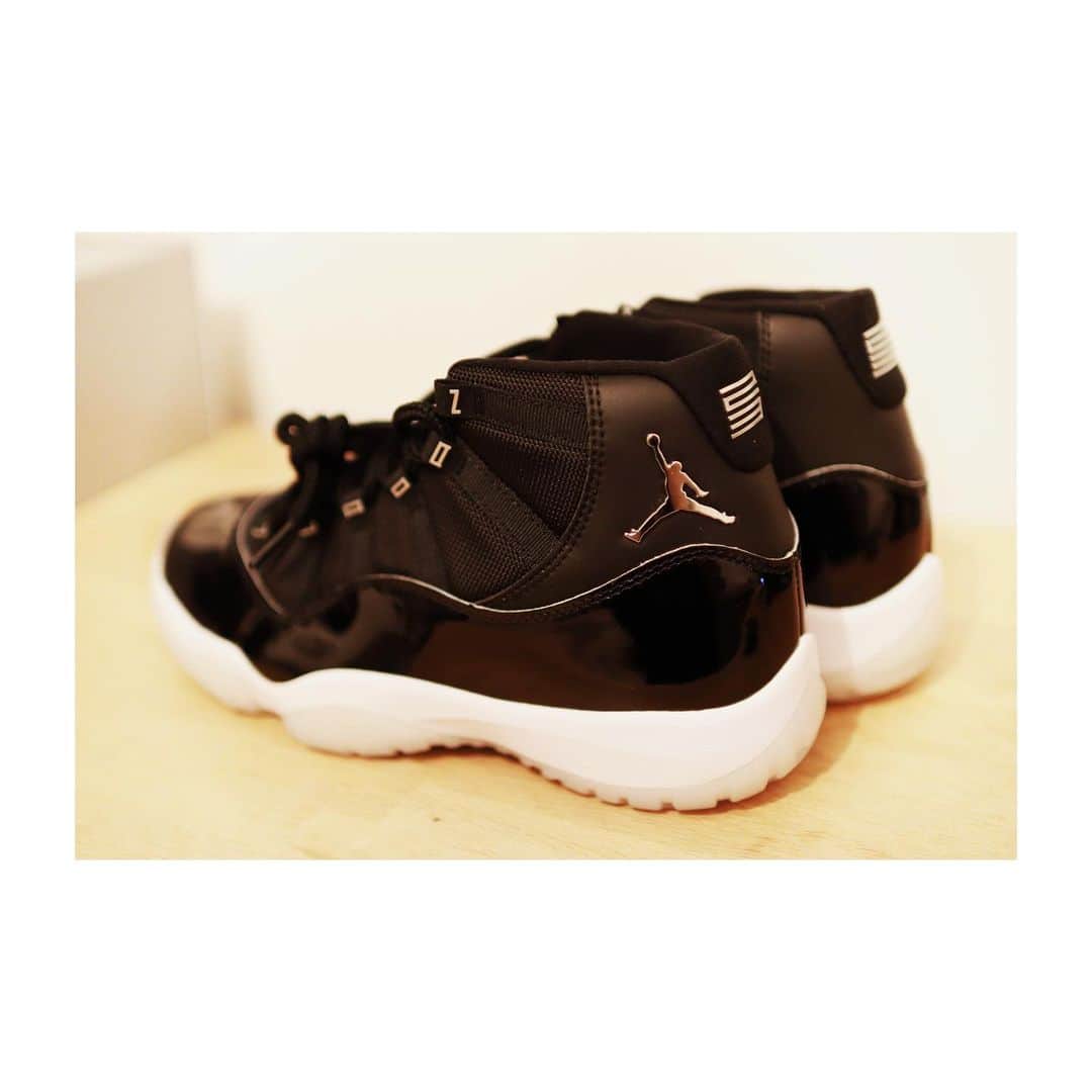UZのインスタグラム：「Good morning😆 AJ11届いた!!!! 今日はこいつで出掛けよう🎶 いい１日を🤙  #airjordan11 #aj11jubilee」
