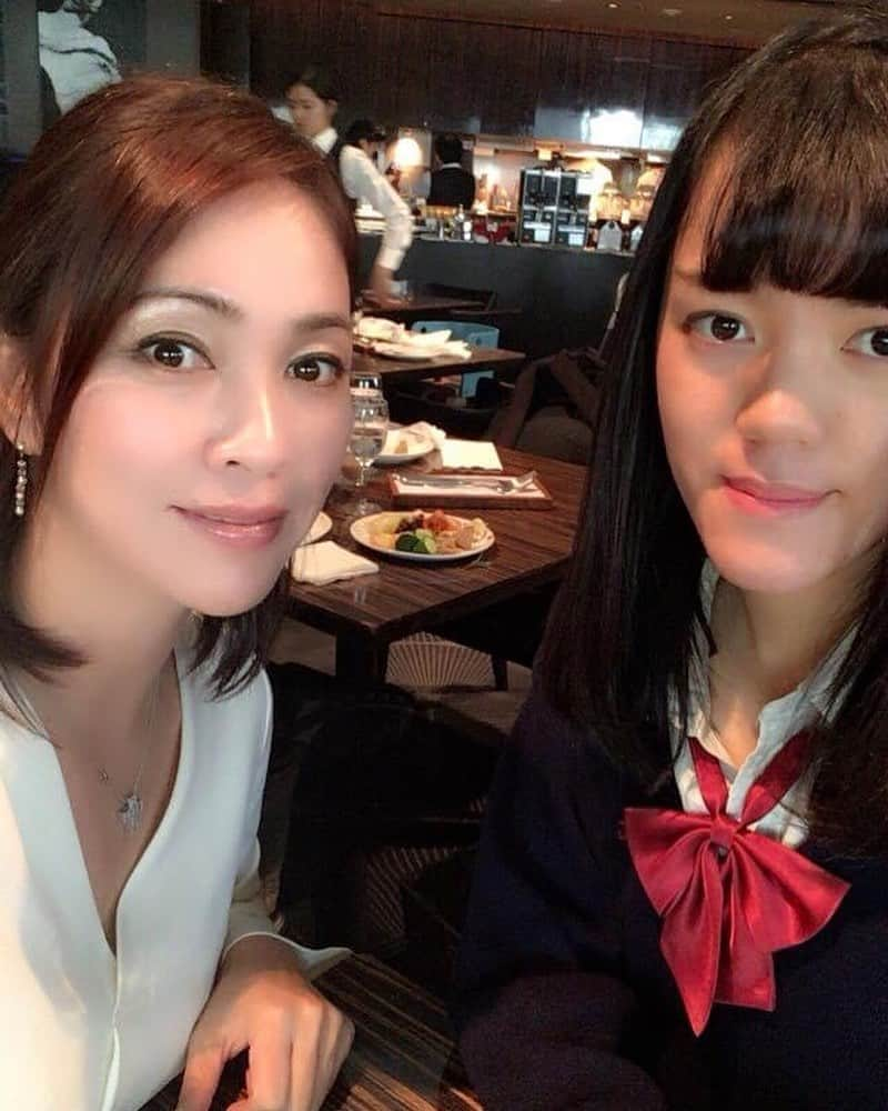 田中悦子さんのインスタグラム写真 - (田中悦子Instagram)「【四年前の今日】  ＦＢ開いたら四年前の今日が出てきました❣️ 娘さん、高校卒業間近の時ですね。 進路が決まってお祝いランチしてました❣️  私自身も美魔女コンテストが終わってホッとしていたな😅  コンテストに向けて私も頑張り、 娘も夢に向かって本当に努力した。 そしてその夢を掴んだ❣️⠀  今頃、どこらへんの上空を飛んでいるかな😆✈️  #懐かしい写真 #娘jk #娘幼い」12月16日 8時16分 - etsuko.reborn25