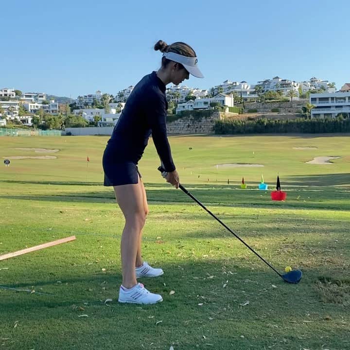 ベアトリス・レカリのインスタグラム：「Getting nostalgic thinking about the last time I hit a ball... I can no longer use the palms of my hands to exfoliate my face, they are so soft 😫😫😫💩😭🤦🏻‍♀️🤣」