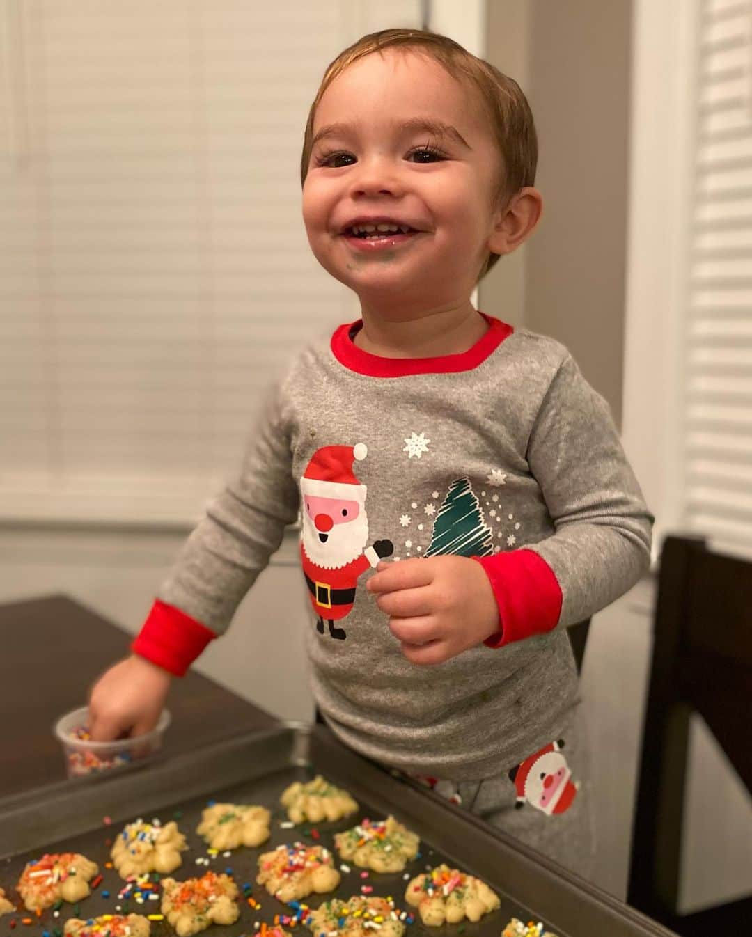 ディーナ・ニコール・コルテーゼのインスタグラム：「I Made my dads butter cookies today with CJ ❤️ making cookies every year with my dad was one of my fav Christmas memories and things to do during Christmas time .. now I get to do it with my kids .. they cane out just like my dads ..he’s looking down proud .. and CJ was the best cookie helper abs decorator ever !  A tradition we did since I was probably a little older then CJs age was .. with the left over dough my mom and dad would have me put my hand every year in the dough and make a hand cookie ❤️ carrying on the traditions 🥰」
