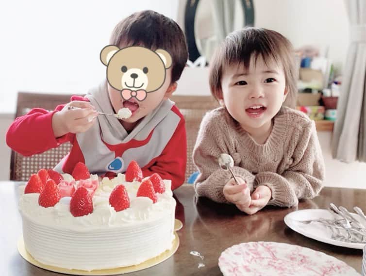 のインスタグラム：「週末に弟家族が遊びに来たので、みんなで祖父母の🏡へ✨ 甥っ子のことがだーいすきな長女は、ずっと甥っ子にべったり👧🏻💕 恋してるんじゃないかと思うくらい😂 帰る時はまたまた大号泣でした（笑） 姪っ子も大きくなって本当可愛いかった🥰 早く次女ちゃんも一緒に遊べるようになるといいね👶🏻🍼 ♡ そして甥っ子のお誕生日をお祝い！🎂 2人でケーキ贅沢食いしてました😆 久しぶりにみんな揃って楽しい1日だったな✨ ♡ ♡ ♡ ♡ #3歳2ヶ月 #3歳 #生後2ヶ月 #0歳 #ベビーガール #babygirl #女の子ママ #姉妹ママ #姉妹 #赤ちゃんのいる生活 #赤ちゃんのいる暮らし #子供のいる暮らし #ベビー服 #キッズコーデ #プティマイン #petitmain #韓国子供服」