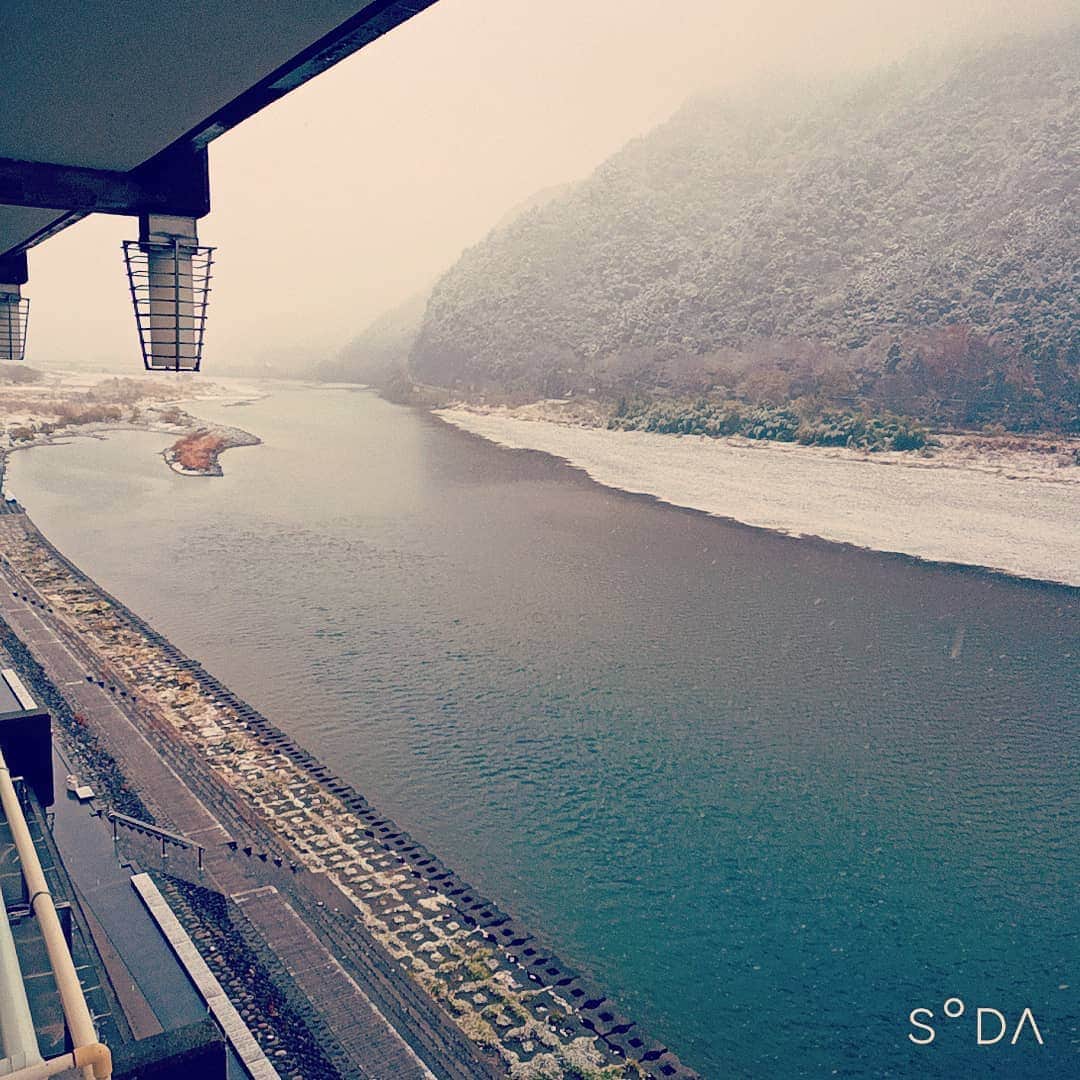 松本隆博のインスタグラム：「。 朝起きて一句！  師走の雪… コロナ震える… 岐阜すぎ山…  松本山頭歌  さ旅立ちだ…」