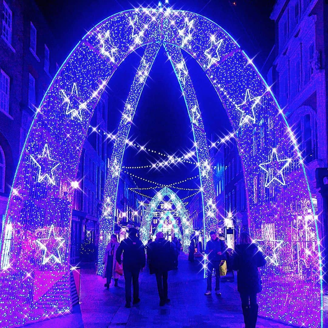 渡辺枝里子のインスタグラム：「【ロンドンのメイフェア🇬🇧🎄✨】  📍South Milton St. 📍Bond St.  ロンドンのメイフェア、 サウス モルトンSt.とボンドSt.🎄✨  サウスモルトンSt.の光のアーチをくぐり抜ける時、このアーチが何処までも続いて欲しくて、 思わずゆっくり歩いてしまう、そんなストリートでした😌  クリスマスが終わるとロンドンのイルミネーションは終わってしまうのかぁ。  寂しいなぁ。  今のうちに 沢山感動しておこう😌  ちなみに英語の先生曰く、こっちでは "Christmas Illumination"より "Christmas Lights"が自然な言い方なんだって☺️ * * * * * #london #uk #mayfair #southmolton #southmoltonstreet  #christmaslights  #illumination #bondstreet #londondiaries  #londonlife  #ロンドン　#イギリス　#メイフェア #サウスモルトンストリート #サウスモルトン　#クリスマス　#イルミネーション　#クリスマスイルミネーション　#ロンドン日記　#ロンドンライフ #海外　#海外生活　#渡辺枝里子」