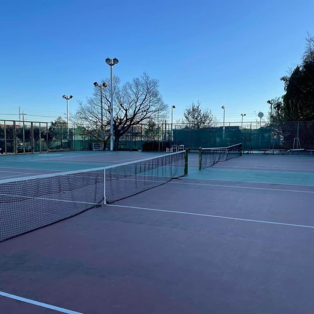 佐野史郎さんのインスタグラム写真 - (佐野史郎Instagram)「朝からテニス  なわけない😅 撮影🎥🎬 スポーツ、観るのは大好き、やるのは苦手😆」12月16日 8時38分 - sanovabitch