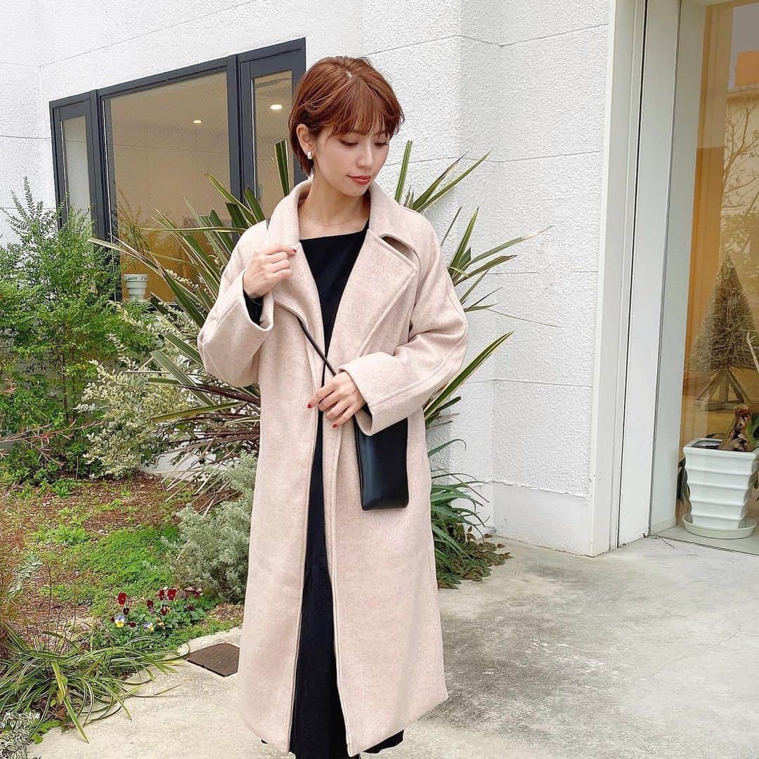 のインスタグラム：「． 急に寒くなったねー⛄️❄️ 可愛いコート用意しておいてよかったー🧥 @acym_official ． ワンピと丈感あうコートって意外となくて 合わせにくいなーって思ってたけど、このコート丈感が神すぎてコレばっかり着てしまいそう♡ ． #acym #ロングコート #ootd #code」