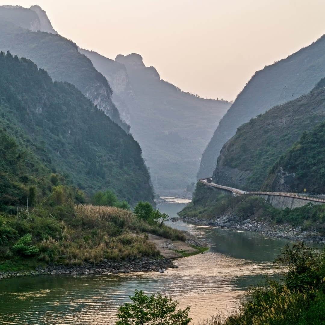 National Geographic Travelさんのインスタグラム写真 - (National Geographic TravelInstagram)「Photo by @Justin.Jin / A view of the upper reaches of the Yangtze, China’s greatest river. From its source on the icy Tibetan Plateau to its glittering delta on the East China Sea near Shanghai, the Yangtze River connects China’s disparate landscapes and cultures and propels economic growth. This has also made the world’s third longest river one of its most overworked and polluted, say experts from the World Wildlife Fund @world_wildlife. I journeyed with WWF to survey their projects connecting government, enterprises, and other stakeholders to protect the river. This year China imposed a 10-year commercial fishing ban on the Yangtze and its tributaries, including the adjoining lakes, to protect aquatic life.   Follow @justin.jin for more stories and images from around the world. #china #yangtze #river #justinjin」12月16日 8時35分 - natgeotravel