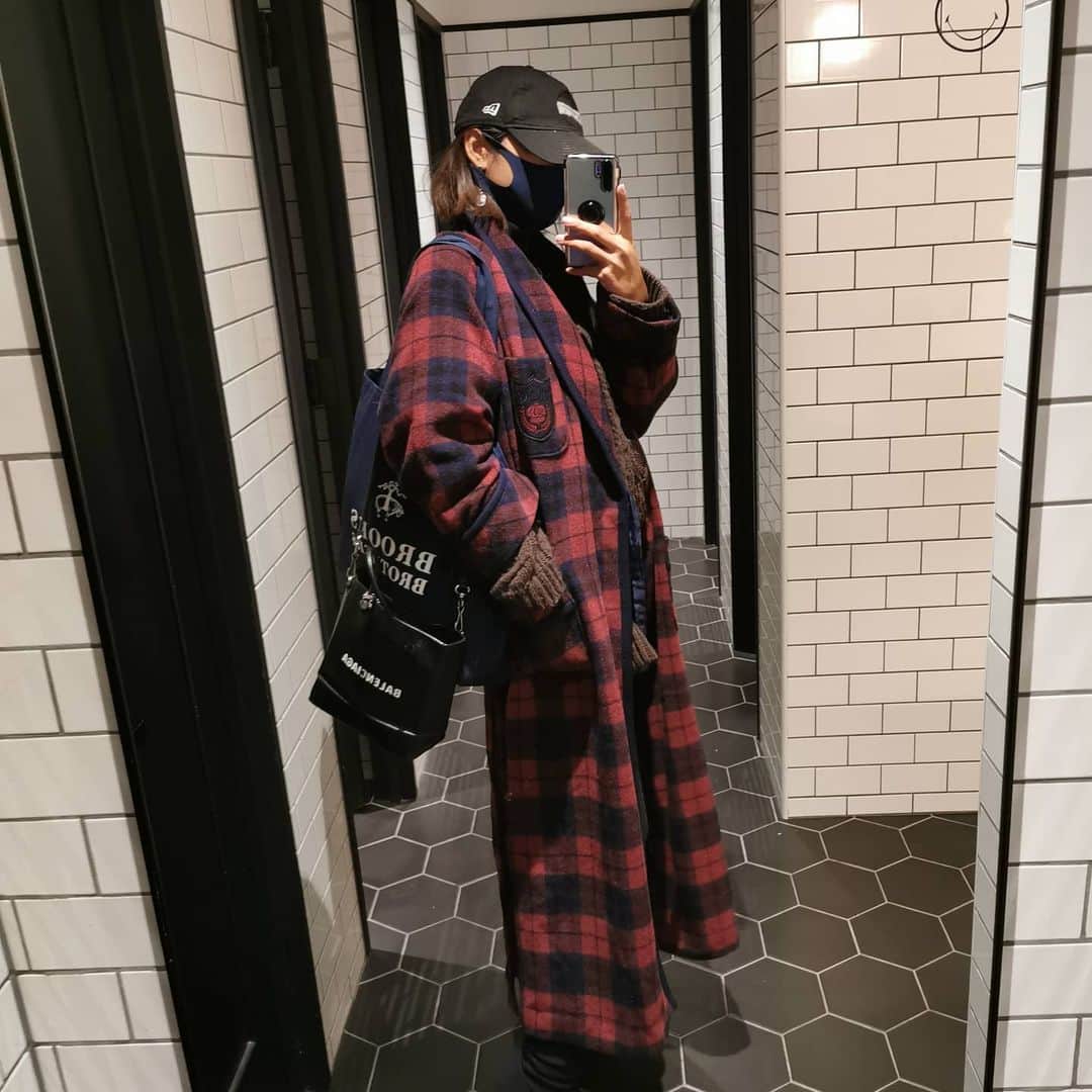 脇田恵子のインスタグラム：「お気にの古着のがうん🥺💕 昨日は全身部屋着でした😀。 洋服は出会いだからなかなか捨てられないなー。 これも７年くらい大事に着てるの  ニットのセットアップは今年の冬は発売できないから来年に持ち越しました😂 欲しい人いるかな🥺笑」