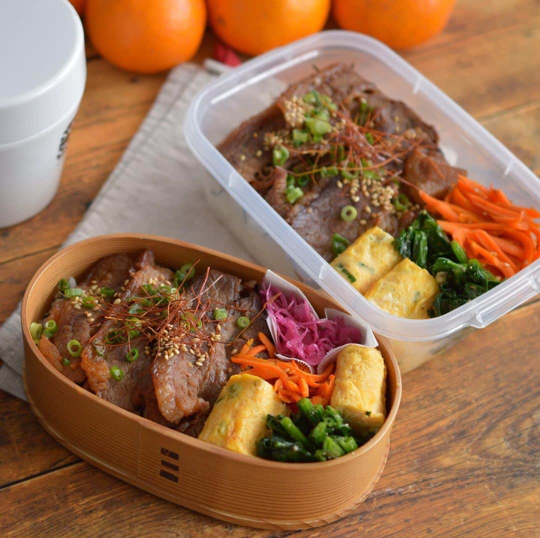 yukiyoのインスタグラム：「2020.12.16* ・ 今日のお弁当 ・ 焼肉弁当 青ネギ入り玉子焼き ほうれん草ナムル 人参ごま炒め ・ みかん1人3個 お湯入れるお味噌汁 ・ けんさん用はレンチンできるようにプラ容器に プラスチックのお弁当箱壊れて無かったのでした。 忘れてた。 ・ こちらも今朝は雪になりました。 道路は溶けていてほっとしましたが…気をつけないとね ・ ・ #お弁当 #obento #bento #lunch #lunchbox #onthetable #japanesefood #暮らし #曲げわっぱ #lin_stagrammer #ロカリ #おうちごはんLover #マカロニメイト #IGersJP #焼肉弁当」