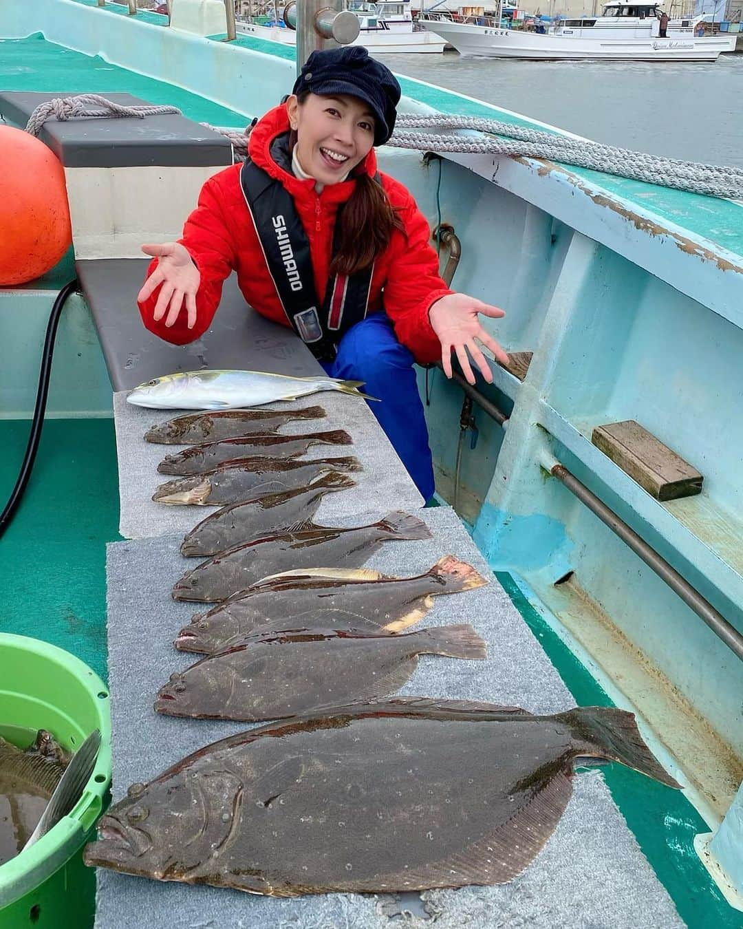 滝沢沙織さんのインスタグラム写真 - (滝沢沙織Instagram)「ヒラメの釣果は8枚ーー😆✨ いっぱい釣れました❤️ 松本圭一さんは9枚‼️ やっぱりすごいっ✨ ゲストのお魚ちゃんも釣れたりして、とにかく楽しい釣りとなりました😊🎣 お世話になった船宿は、長福丸さん‼️ 沢山釣れるポイントに連れて行っていただき、本当にありがとうございました✨🎣 そして、ヒラメの初5枚おろし‼️ 初めてだけど、なかなか上手くいったぞーー😆💕 釣りたてのお刺身は絶品で、昆布締めにもしてみましたが、これまた美味しかったです✨ 捌いてから3日ほど冷蔵保存した物も食べてみましたが、食感、味わいも落ち着いて、まろやかな味わい💕 ヒラメを捌いて思ったんですが、身の部分に骨がほとんどついてないから、骨抜きしなくていいしラクだなって思いましたよ〜❗️✨ またヒラメ釣り、行ってみたいです😊🎣❤️ この時期のヒラメは最高だぁ〜💕 #滝沢沙織 #松本圭一 @keiichi4314  #千葉県 #大原 #長福丸 #ヒラメ釣り #ヒラメの刺身 #ヒラメの昆布締め #平目 #沢山釣れたよ#fishing#fish#fishinglife#fishingday#fishingtime#fishingislife#釣り#魚#釣り女優#滝沢釣り道#釣り女子#釣り好き#釣りファッション#海釣り#海」12月16日 8時50分 - saori_takizawa.official