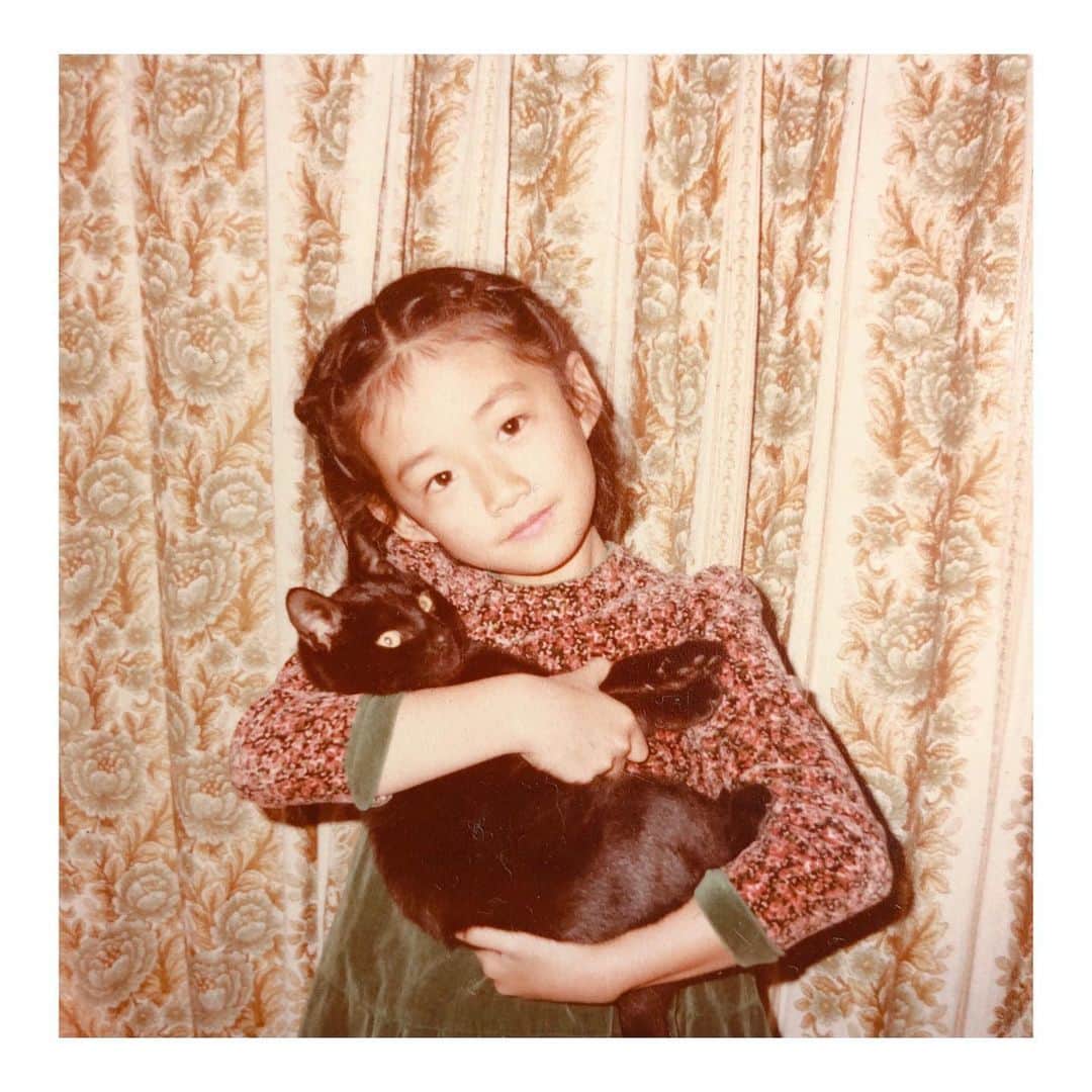 理絵さんのインスタグラム写真 - (理絵Instagram)「子供のころ一緒に住んでいたクーちゃん  心の支えです🐈‍⬛💕  #ilovecat #cat #gatto #고양이 #猫 #黒猫 #元宝塚 #宝塚og #tokyo #japan」12月16日 8時50分 - ____rie____