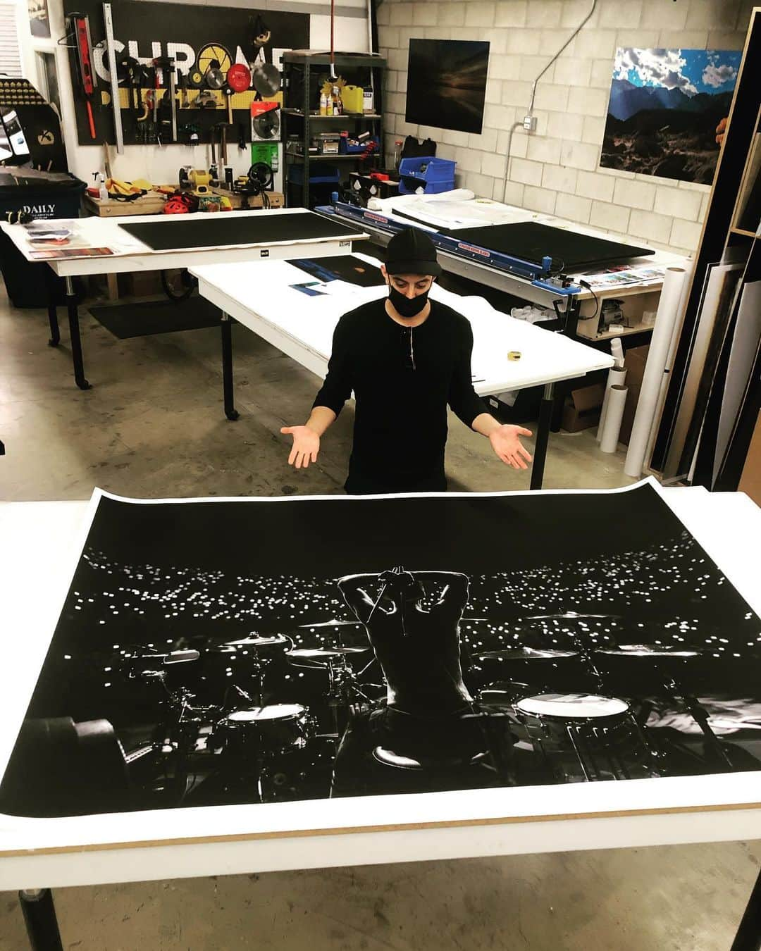 アダム・エルマキアスさんのインスタグラム写真 - (アダム・エルマキアスInstagram)「6 foot long @travisbarker print. Thank @chromedigital for the print.」12月16日 8時50分 - elmakias