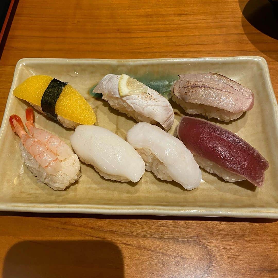 高木三四郎さんのインスタグラム写真 - (高木三四郎Instagram)「会社の近くに食べ放題のお寿司屋さんができてたから行って食べてみたけどこれくらいしか食べれなかった。。。昔はこの倍は食べてたなあ。。。食が細くなって寂しい。 #寿司アカデミー #新宿御苑前 #寿司」12月16日 8時51分 - t346fire