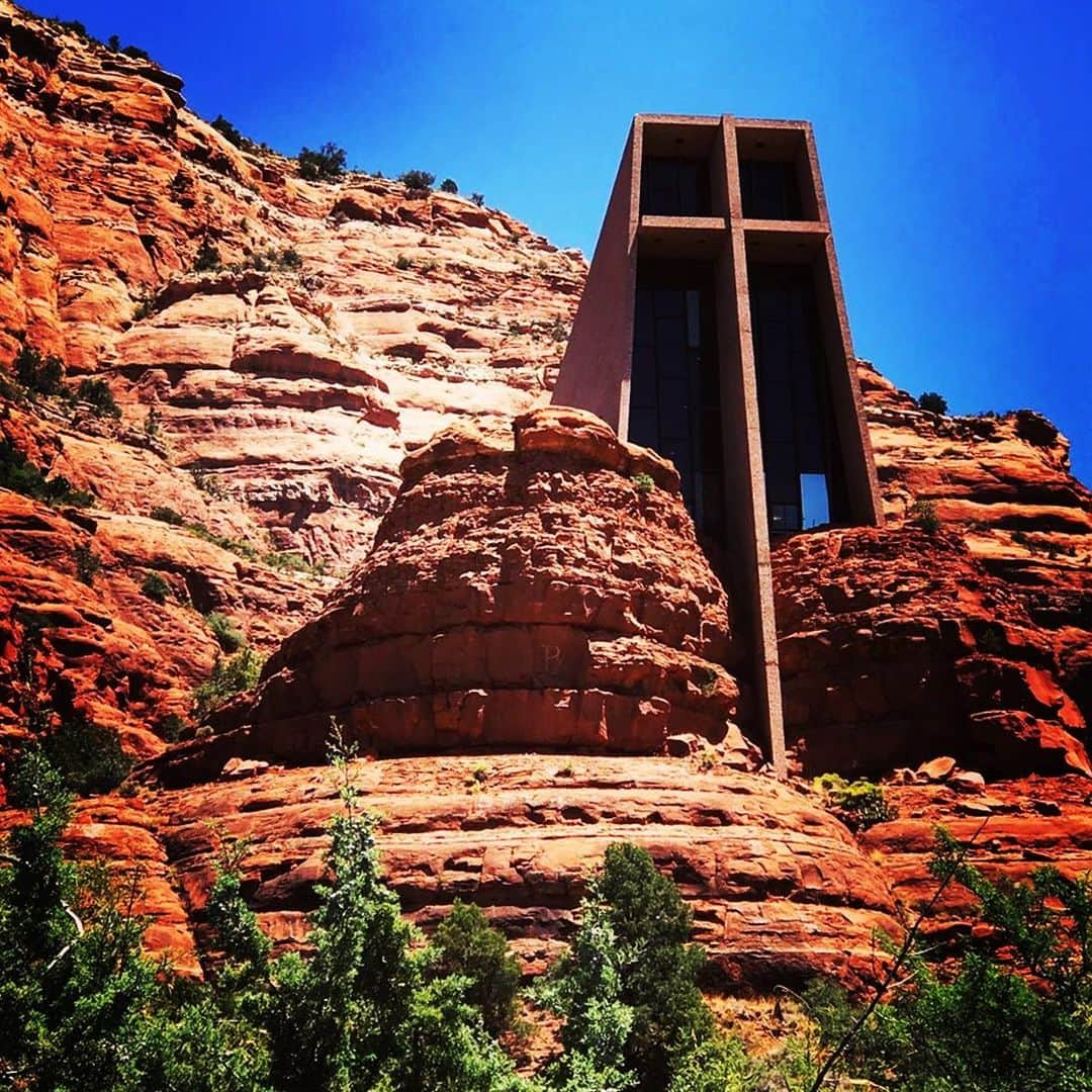 カリフォルニアスタイルのインスタグラム：「Californiaからのロードトリップシリーズその2 セドナのChapel of the Holy Cross. 世界には斬新なデザインの教会がたくさんあるけど、ココは断トツでカッコイイ‼️ レッドロックとの融合具合、青空とのコントラスト！　　 設計した人、絶対に天才❣️  #californiastyle #california #arizona #sedona #roadtrip #chapel #holy #holycross #powerspot #redrock #bluesky #architecture #カリフォルニアスタイル #カリフォルニア #チャペル #教会 #スカイ #レッドロック #アリゾナ #セドナ #パワースポット #デザート #砂漠 #ロードトリップ #lightningjapan #lightningmagazine #ライフスタイル不動産 #カリフォルニア工務店」