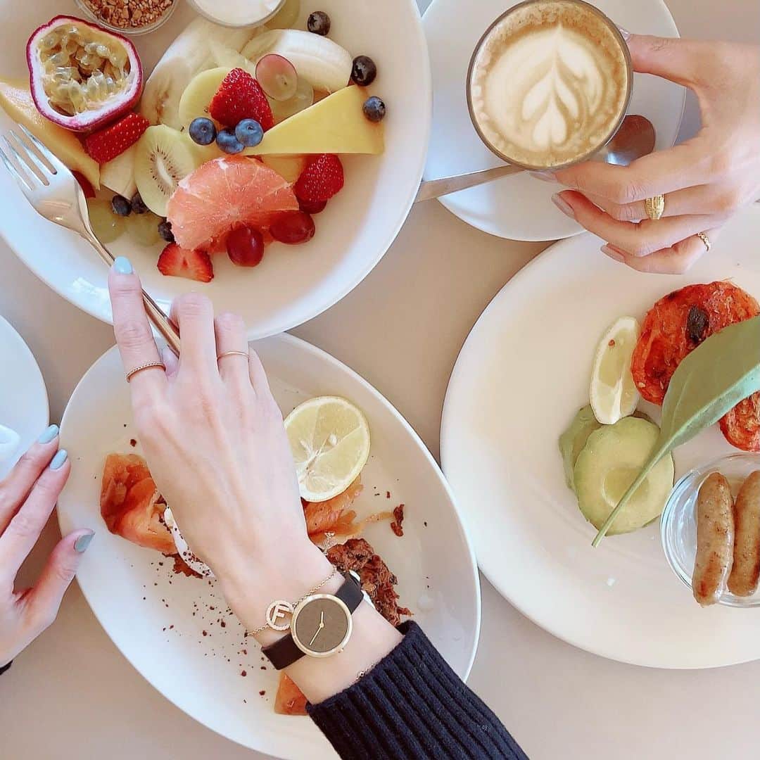 のインスタグラム：「✴︎ 朝から幸せ時間☕💭 どれも美味しかったなぁ♡♡ . 最近よくつけている @mavenjapan の時計⌚️ BLACK & GOLDが華やかで 小ぶりのフェイスが女性らしくて気に入ってます☻☺︎☻ . 華奢な時計なので いつもブレスレットと重ね付け☽☽☽ . デザインも豊富だし、ペアもあるので クリスマスプレゼントにもいいかもです🎄✨ . . . #morning#bills#foodpic#マベン#マベンウォッチズ#mavenwatches」