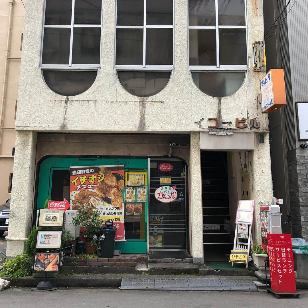 能町みね子さんのインスタグラム写真 - (能町みね子Instagram)「#喫茶メモ 新潟駅前 イズミ/ 派手な1階ではなくて外からは見えない2階のほう。ひみつの空間って感じ。壁がキラキラしてかわいかった。ビル自体がかわいい」12月16日 8時53分 - nmcmnc