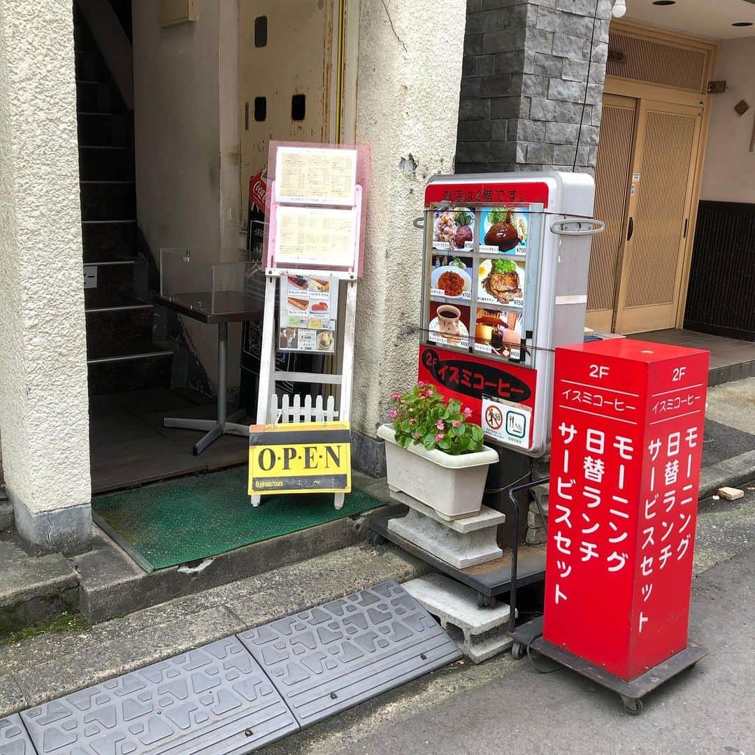 能町みね子さんのインスタグラム写真 - (能町みね子Instagram)「#喫茶メモ 新潟駅前 イズミ/ 派手な1階ではなくて外からは見えない2階のほう。ひみつの空間って感じ。壁がキラキラしてかわいかった。ビル自体がかわいい」12月16日 8時53分 - nmcmnc