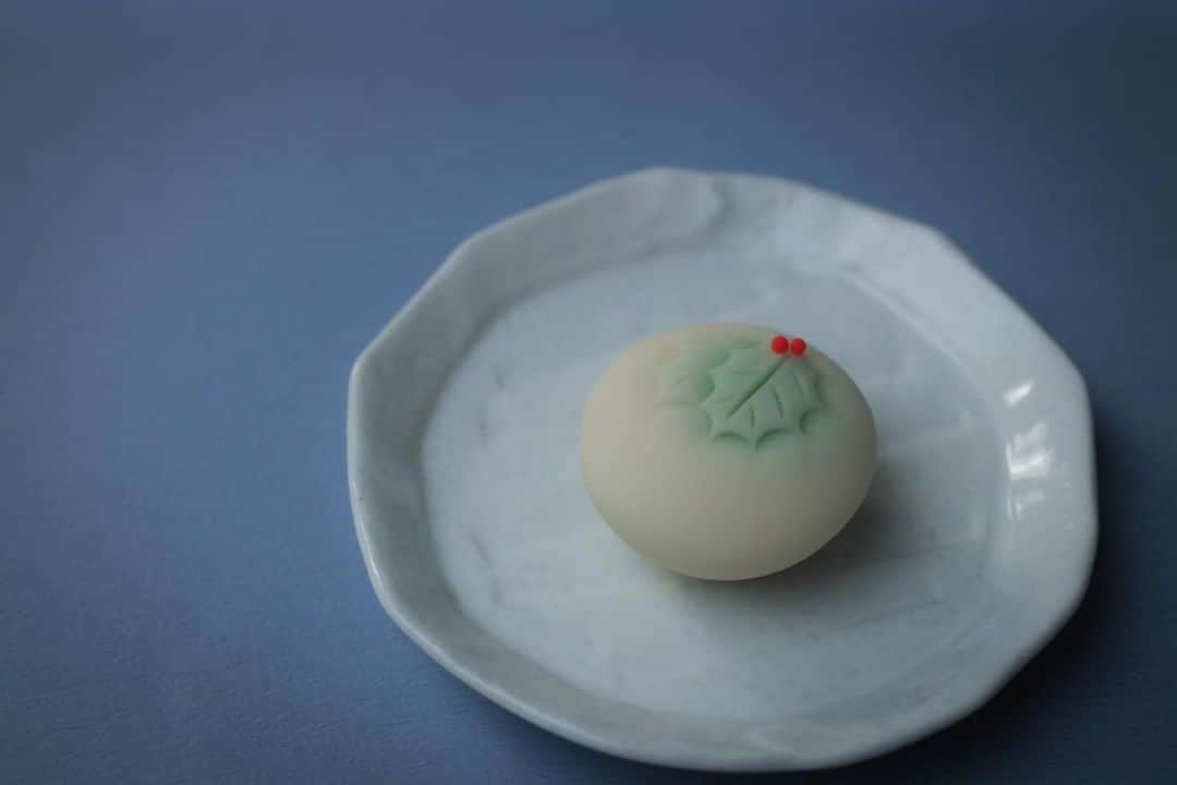 Toru Tsuchieさんのインスタグラム写真 - (Toru TsuchieInstagram)「今日の和菓子はねりきりで作った #柊 です。 ねりきりとは白餡に餅や芋を混ぜて作った和菓子で 茶道 で使われる「主菓子」の一種です。 撮影用に制作しました。  今日は定休日なので大工さんがんばります。  高校新卒者の求人のシステムをちょっと書きます。 高校の新卒者向けの求人は全てハローワークからのもので 事業所が各高校に直接求人を出すことは出来ません。  そして何故かハローワークからのアドバイスで 就職してくれそうな可能性がある高校には進路指導の先生に挨拶に行くように勧められます。 詳しく仕事の内容や福利厚生について説明するためのものだと思いますが そのシステムに少し違和感を感じます。 昔は物品の受け渡しがあったんだろうな〜とか思います。  で、ということは高卒で就職する人のほとんどが ハローワークの求人しか選択肢がないと言うことです。  高卒で働こうとしているお子さんを持つ保護者の皆さんはもう少し視野を広げてみてください。  求人サイトを見たり興味がある企業のホームページを見たり 今はいろんな情報があります。  先日聞いた話だと、他県ではハローワーク以外のところでも 生徒の意向を聞いて先生が独自に企業に交渉してくれる高校もあるそうですが 島根県ではまずないと思いますし 学校の斡旋以外で就職すると言った時点で自己責任でやってくださいと言われると思います。  ちなみに福泉堂ではハローワークに求人をお願いする予定はとりあえずありません。  フェイスブックページのいいね！もよろしくお願いします。 https://www.facebook.com/shishisu/ I would like a job request from you. Today's wagashi is #Holly with Nerikiri. The Nerikiri is the material of wagashi made by mixing the rice cake and yam in white bean. Is a kind of "Jounamagashi" as used in the tea ceremony. The sweets I've made for the shooting. #福泉堂  #和菓子  #出雲 #🎄 #寒い #クリスマス #定休日 #👷‍♂️ #アルバイト募集 #年末 #Japão #ญี่ปุ่น」12月16日 8時54分 - choppe_tt