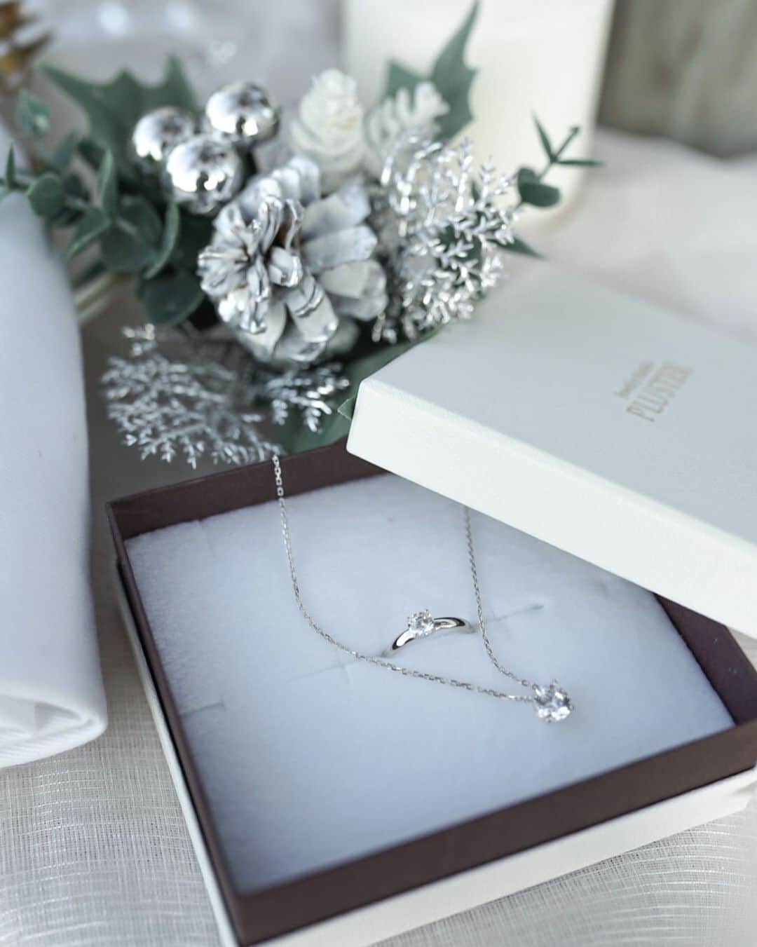 島野ミキのインスタグラム：「・ ・ accessory… @pluster.jp  このsetが可愛すぎる🥺💕 Xmasプレゼントに"pluster"のジュエリーを💍✨ ・ ・ #クリスマス#クリスマスプレゼント#プレゼント#Xmas#Christmas#pluster#present#merrychristmas#gift#jewelry#accessory#アクセサリー#ring#ネックレス#necklace#スワロフスキー#ダイヤ#パール#simple#ホワイトクリスマス」