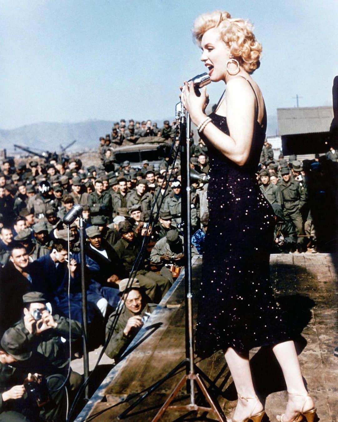 マリリン・モンローさんのインスタグラム写真 - (マリリン・モンローInstagram)「Marilyn on the day she performed for the U.S. troops in South Korea, 1954. What a selfless and kind person she was✨🖤 #marilynmonroe」12月16日 8時57分 - welovemarilyn