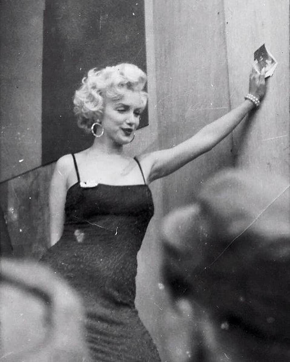 のインスタグラム：「Marilyn on the day she performed for the U.S. troops in South Korea, 1954. What a selfless and kind person she was✨🖤 #marilynmonroe」
