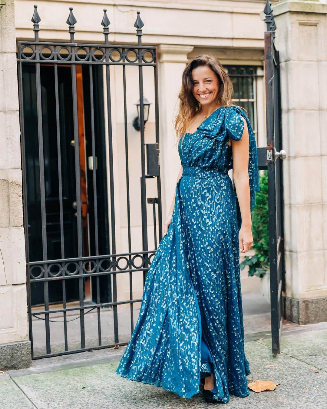 のインスタグラム：「Because we all need an excuse to dress up these days… even if it’s just for fun! Tap now to shop @Shoshannagruss’ gown 💙 #shoshanna #shoshannamidnight #eveningwear #holidayseason #nyc」