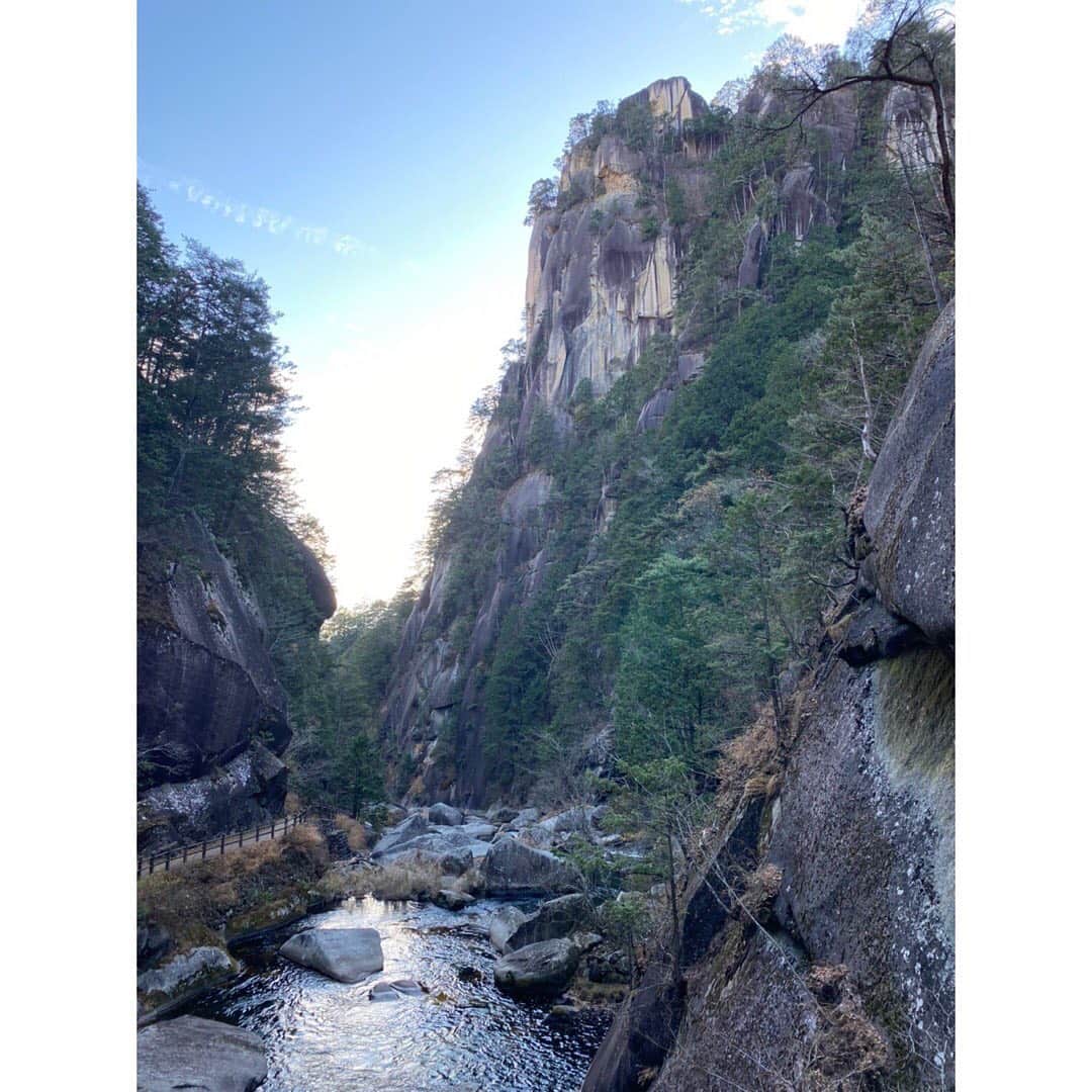 伴優香さんのインスタグラム写真 - (伴優香Instagram)「﻿ ﻿ 11月に山梨の昇仙峡に行ってきました。﻿ ﻿ 山梨は母親の実家なんですが﻿ 昇仙峡に行った事は無かったので﻿ 行けて良かったなぁ。﻿ ﻿ 自然の力はすごいですね🗻﻿ ﻿ 心がスーッと解けました。﻿ また行きたい☺️﻿ ﻿ ﻿ #昇仙峡 #山梨県 #富士山  #自然に癒される #今年ももう少し」12月16日 9時03分 - ban_yuka0707
