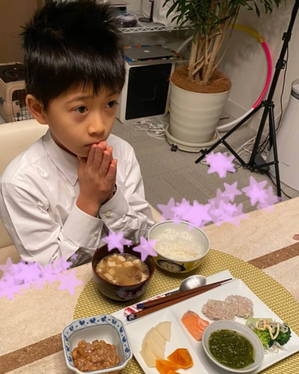 市川海老蔵 （11代目）さんのインスタグラム写真 - (市川海老蔵 （11代目）Instagram)「Breakfast.  Let’s enjoy😊 Today’s their favorite seaweed & salmon!  Bon appétit✨ Chew well-💕  A different topic, but it’s gotten so cold in the morning! Please take care. * 朝ごはん。  いただきます😊 今日は大好きなモズクとシャケ！  召し上がれ✨ よく噛めよー💕  しかし 朝寒くなりましたね！ ご自愛してくださいね。  #市川海老蔵 #海老蔵 #成田屋 #歌舞伎　 #成長記録 #子育てぐらむ #子供のいる暮らし #子どものいる暮らし #子育て日記 #children #childphotography #daughter #son #ABKAI #ABMORI #ebizoichikawa #ebizo #kabuki #thunderparty #ebizotv #theater #theaterarts #actor #japan #classic」12月16日 9時04分 - ebizoichikawa.ebizoichikawa