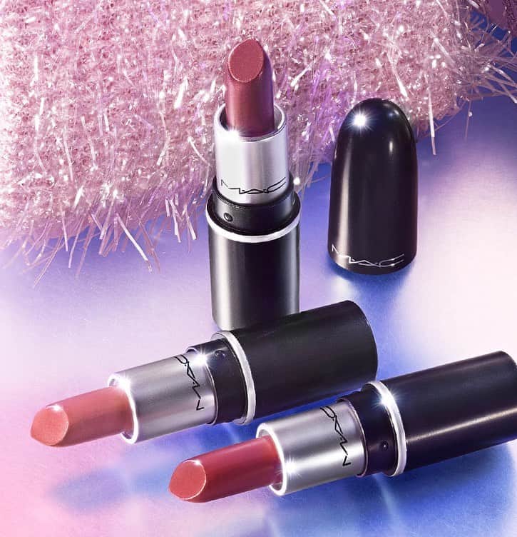 M∙A∙C Cosmetics Japanのインスタグラム：「LINEギフトにM･A･C が登場✨ ホリデーシーズンのギフトにおすすめの限定リップキットをチェック💄カラーはスワイプしてチェック👉 ㅤ ■ファイヤーワークト ライク ア チャーム ミニ リップスティック キット／ピンク ㅤ LINEギフトのページはプロフィール トップページのハイライト[LINE GIFT]をチェック🎁 ㅤ #MACFrostedFirework #MACクリスマスコフレ2020#MACHoliday #MACCosmeticsJapan #MACCosmetics #MAC #MACコスメ #マックコスメ #メイクプロセス#メイク好き#コスメマニア#デパコス#アドベントカレンダー#限定#限定コスメ#クリスマスコフレ#クリスマスコフレ2020#LINEギフト#ギフト#プレゼント#MACリップ#リップ#冬リップ#ピンクリップ」
