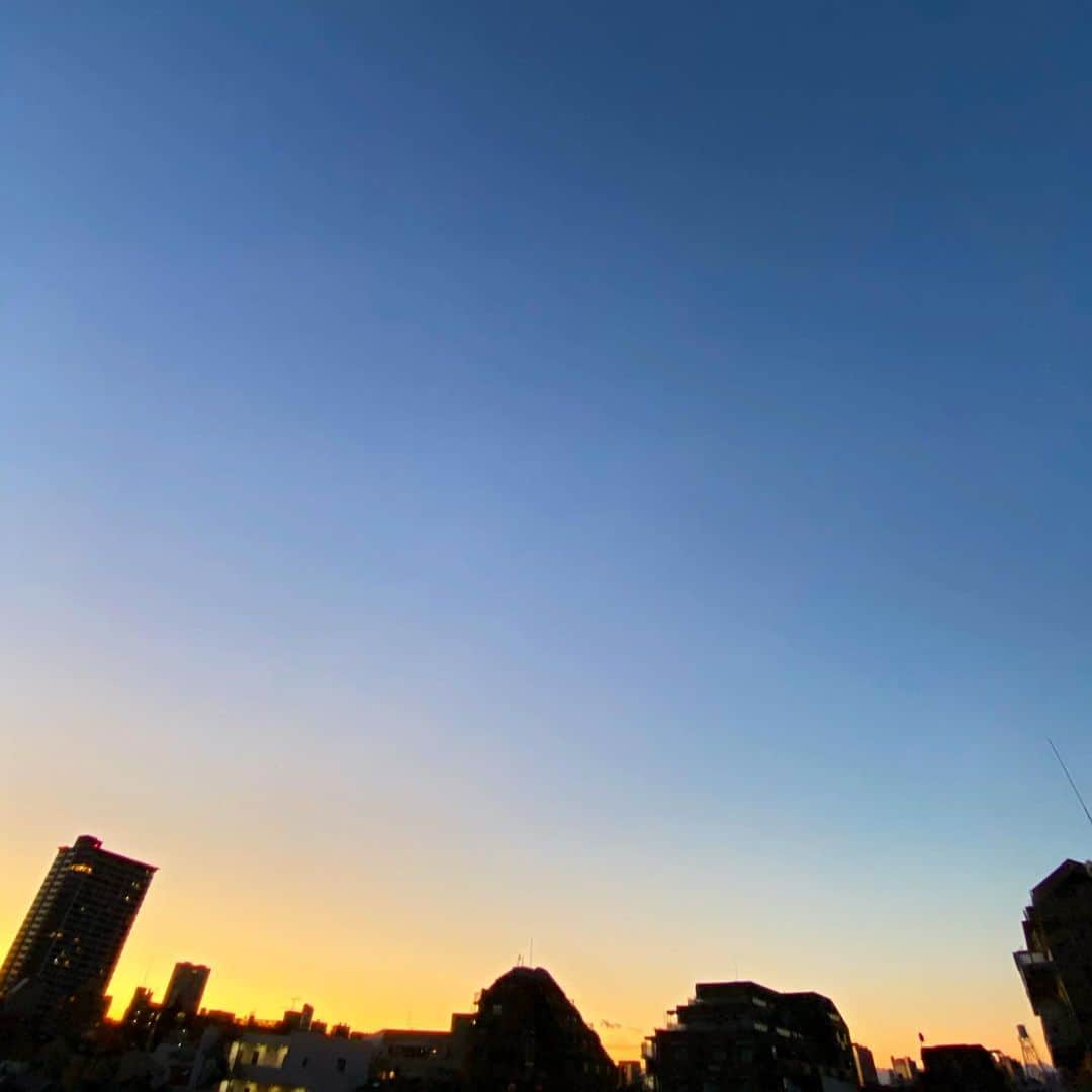 雅-MIYAVI-さんのインスタグラム写真 - (雅-MIYAVI-Instagram)「One of my fav moments of the day.冬の朝は寒いけど、空気が透き通っていてきれいだね。雖然冬季的早晨很冷，但是空氣感覺很好 #Daybreak #UndertheSameSky」12月16日 9時14分 - miyavi_ishihara