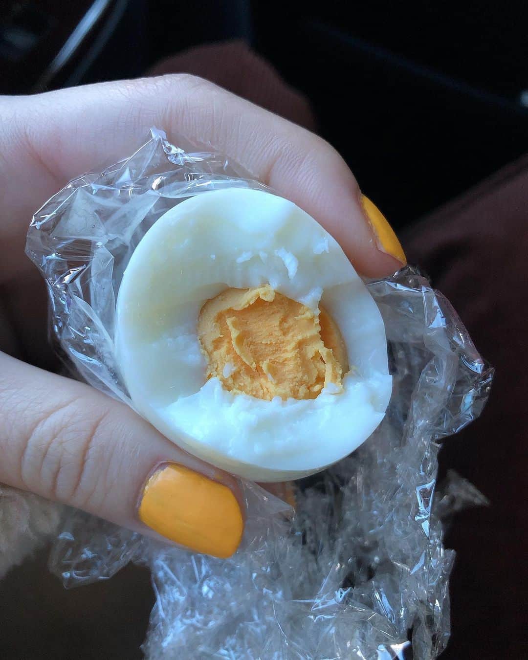 黒田絢子のインスタグラム：「寒すぎてびっくりする‼️ 毎朝茹で卵🥚食べる💛 卵を持つとネイルと黄身が コラボレーションしたから パシャーリ📸💛💛💛💛💛💛  #茹で卵 #卵 #egg #yellow」