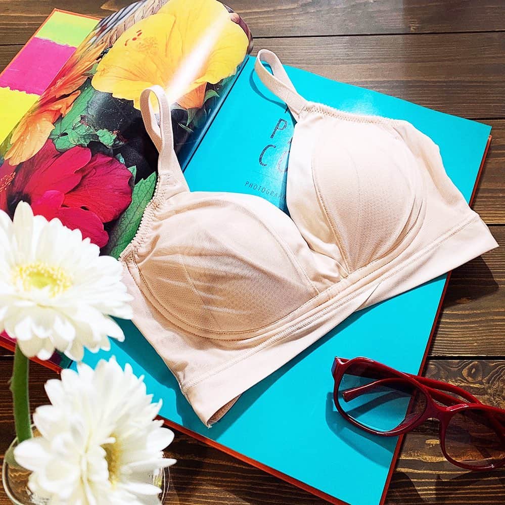 ブラデリスのインスタグラム：「Ultimate Comfort, Incredible Support. Our best-selling Hug Me Bralette features the patented technology that lifts your bust seamlessly without the use of wire to create a beautiful silhouette. #bradelisny #bralette #bra #lingerieoftheday #ootd #lingeriefashion」