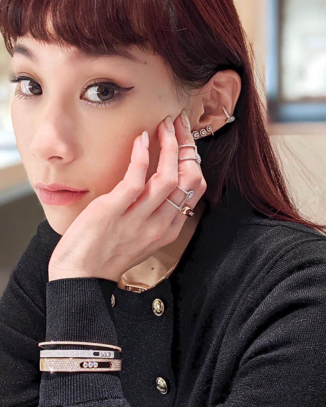 のインスタグラム：「MESSIKAのジュエリーのタイムレスなデザインと、厳選されたダイヤモンドの輝きに魅了されました💎❤️ シンプルで現代的なデザインだから、沢山重ね付けできちゃう💍 私は日本橋三越のお店に行ったのですが、阪急うめだ本店でもMESSIKAの期間限定ショップが12月25日までオープンしているそうなので、是非実物の美しさをご覧ください💎💍☺️ @MessikaJapan @hankyu_jewelrygallery #MessikaJewelry #Messika」