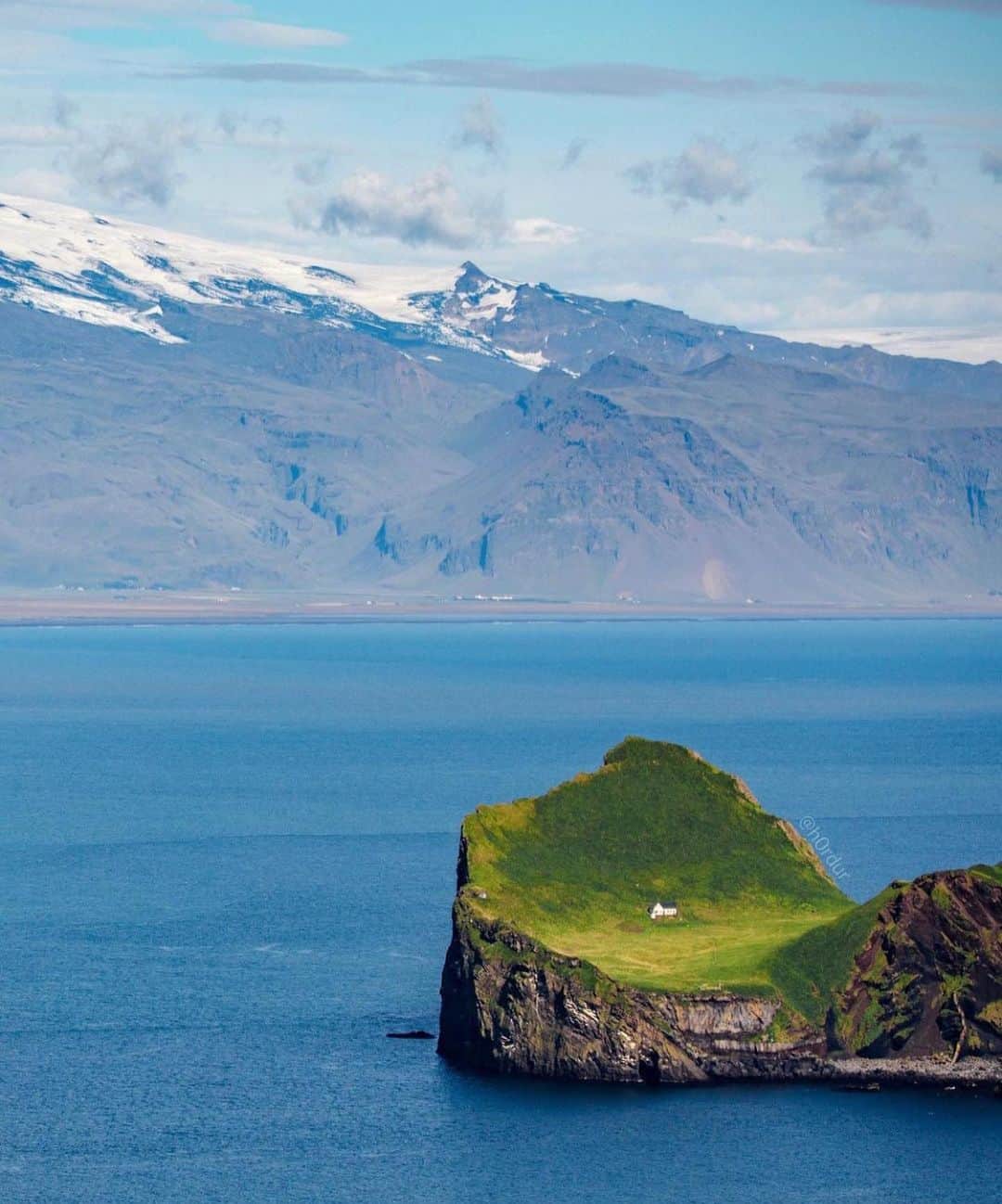 Style Fashion Luxuryのインスタグラム：「Loneliest place out there?💔  Tag someone you’d self-isolate here with!😍」
