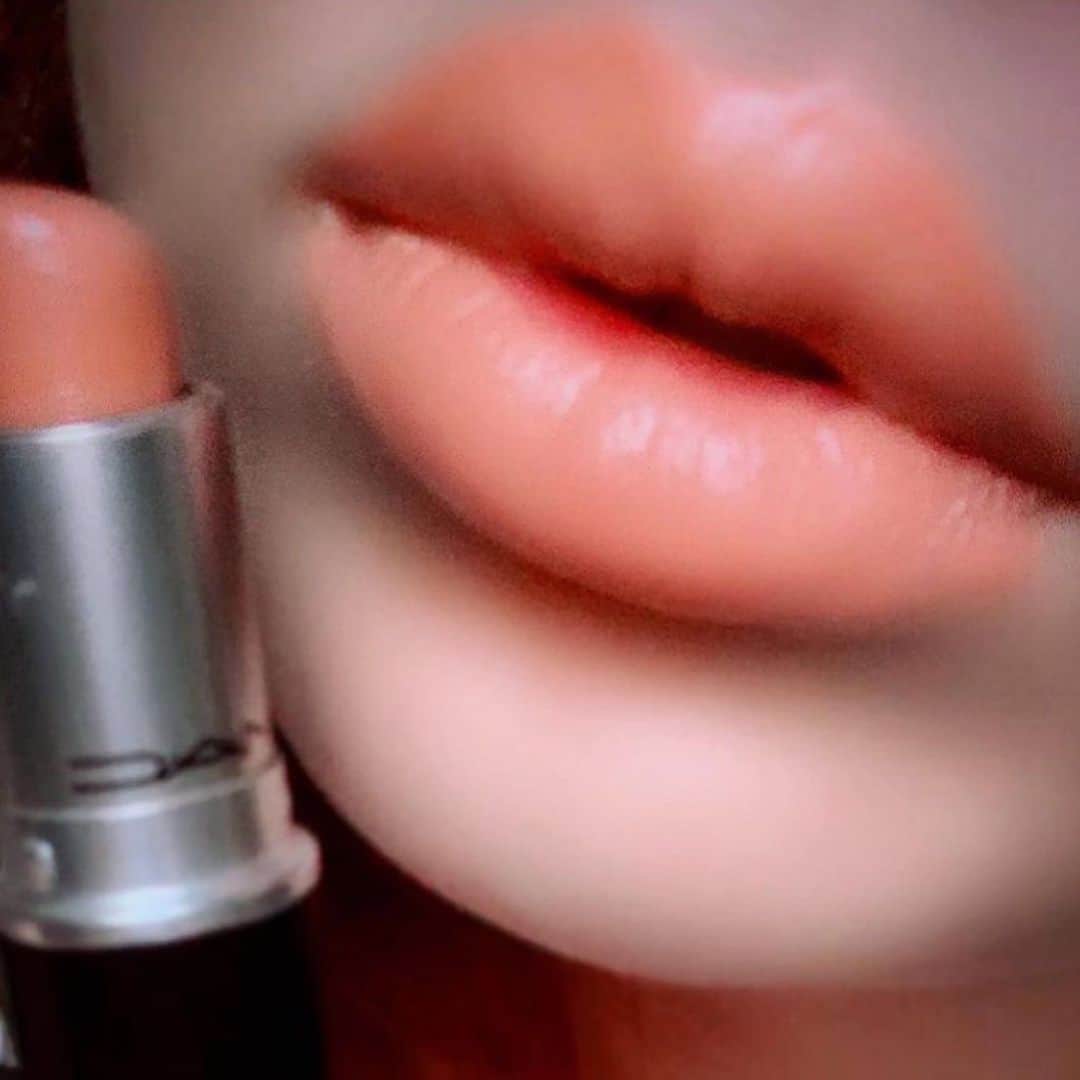 のインスタグラム：「moca color💄 @maccosmeticsjapan   モカ タッチ チェリッシュがすき。 ↑ブラウンリップ  テカテカツルツルのティントとかグロスもいいけど、マッドリップもいいよね！！  外人さんみたいな肉厚で横に広めの方のが似合いそうな気もするけど、mocaはわりと誰にでも似合うカラーだと思う。  #美容 #購入品 #プチプラコスメ #ドラッグストア #口紅#愛用品#韓国コスメ#メイクアップ#リップ  #化粧品大好き #グリッター#美容グッズ　#コスパ #コスメ　#メイク　#メイク道具　#beauty #ファンデーション #コスメ購入品 #コスメ好きさんと繋がりたい #makeup #美活　#自分磨き#綺麗になりたい　#美容すきな人と繋がりたい #通販 #お仕事依頼受付中 #メイク好きな人と繋がりたい #ケア #メイク道具」