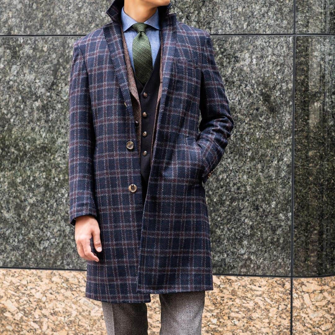 difference.tokyoのインスタグラム：「［コートでオシャレを作る］ ジャケパンスタイルには、遊びの効いたチェックコートを。ビジネスにもカジュアルにも着回しやすい軽快な丈感がポイント。. . 生地名：ウールイタリーチェック 生地品番：6-L2 プライス：COAT ¥80,000(+tax) . . . #difference_style #コートコーデ #チェックコート #オーダースーツ #オーダーコート #コート #スーツ #difference #ディファレンス」