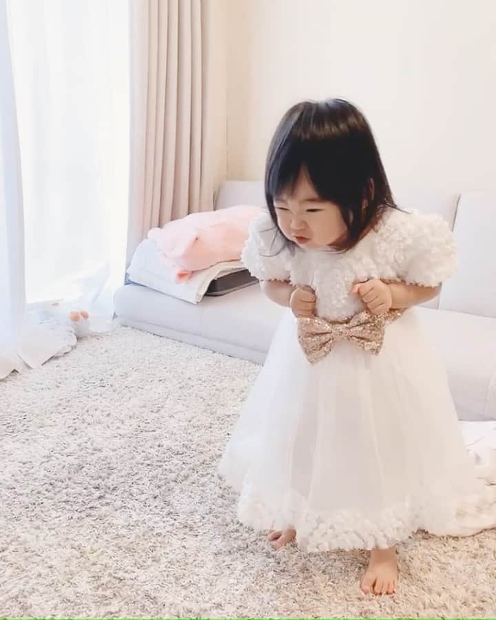 のインスタグラム：「... . 踊るあかりと歌うあかり👧🏼🩰 2歳〜2歳と2週間頃の(ˊᵕˋ) . まだ2ヶ月ちょっとしか経ってないのに 凄く小さく感じて寂しいなぁ😭𓈓(笑) . 最近も永遠に家の中走り回って、歌ったり踊ったり ペラペラお喋りして毎日とっても楽しい♡♡ . 本当に活発すぎて、椅子に自分で乗ったり ちょっと見てない隙にテーブルに乗ってたりww . 高いところの物を取っていたずらしたい時は おもちゃの入れ物をひっくり返して踏み台にしたり 頭も使うようになってきた😂 . 勝手に玄関へ行って靴履いて、お外行こーう！って 1人で行こうとしてたり、夜遅い時間帯に 公園に行きましょう♪ のお歌を全力で歌い始めて ねえ！一緒に行こう！って誘われたり ( °∀°)⸝⋆(笑) . 寝る直前までドタドタ走り回ってて どこまでもおてんば娘に育っております👧🏼𓈒𓏸 . . ………………………………(♡)……………………………… .」